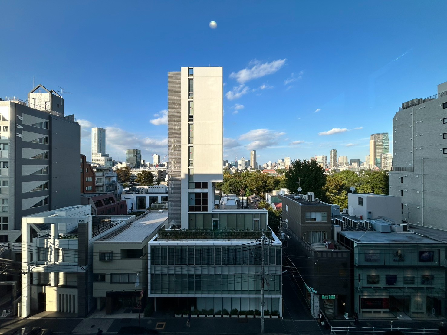 605号室の室内：窓からの眺望